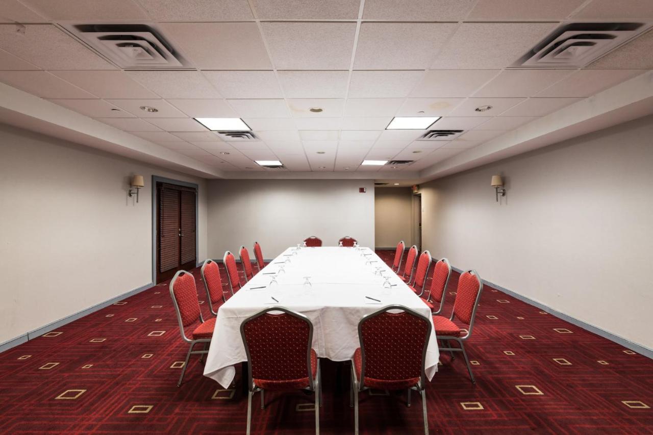 Hotel Crowne Plaza Newark Airport By Ihg 4*