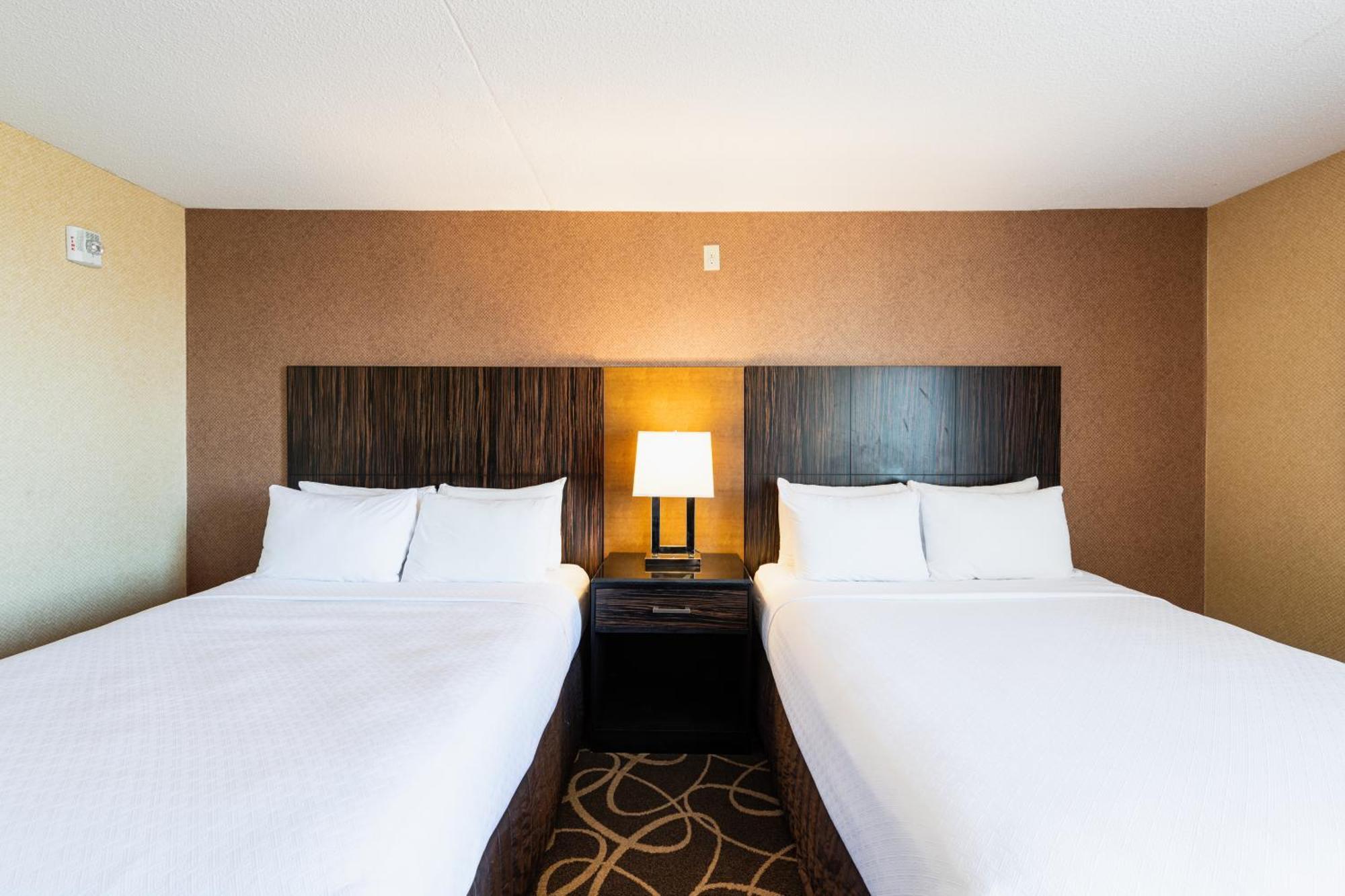 Crowne Plaza Newark Airport By Ihg 4*