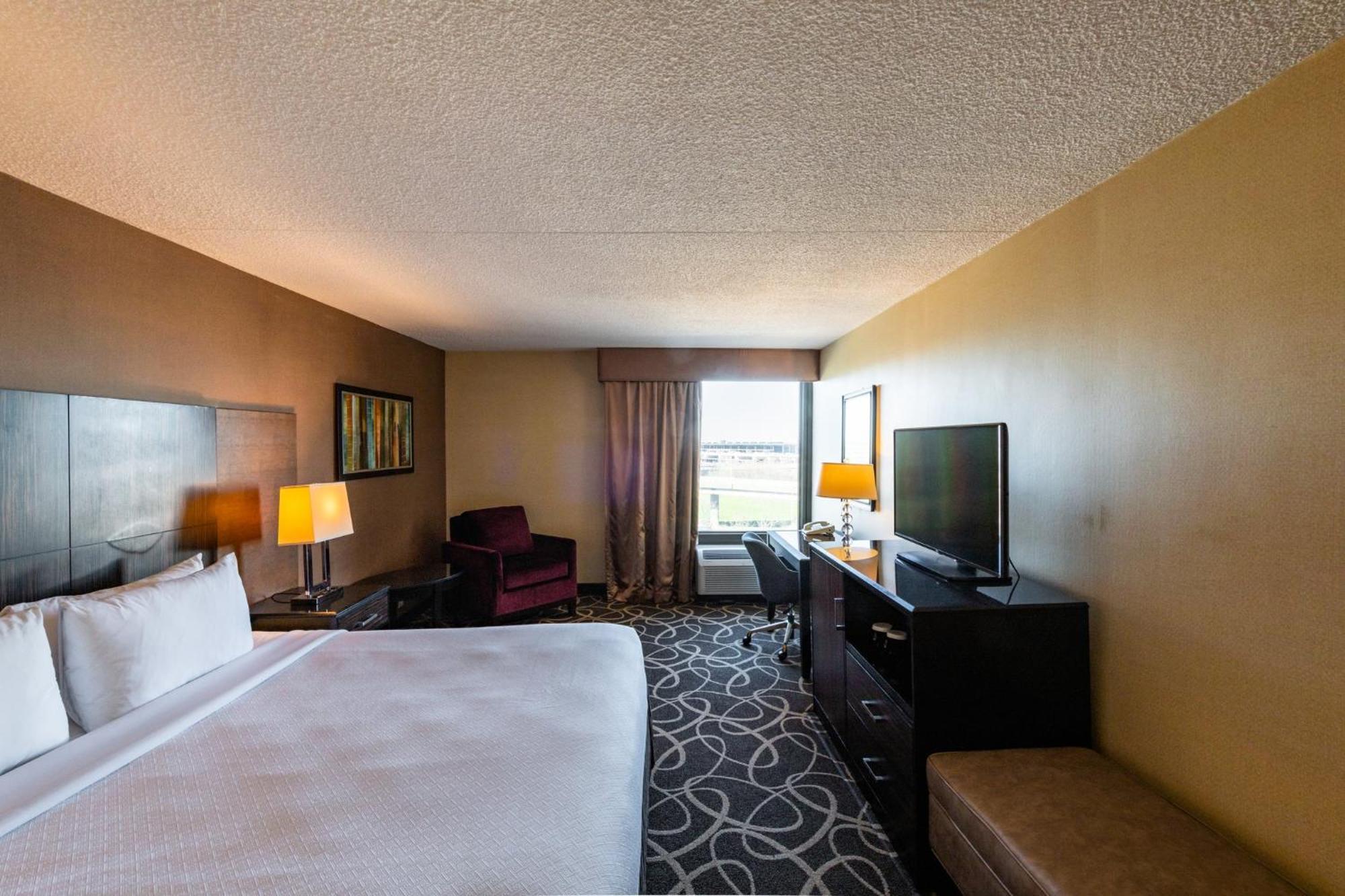 Crowne Plaza Newark Airport By Ihg Hotel 4*